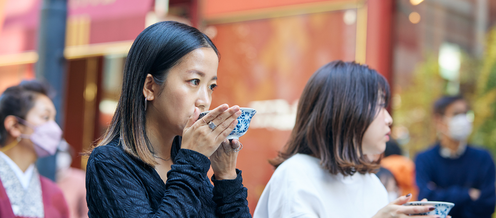 銀座の歩行者天国で野点 (のだて) !秋の風物詩「銀茶会」をハナコラボが体験