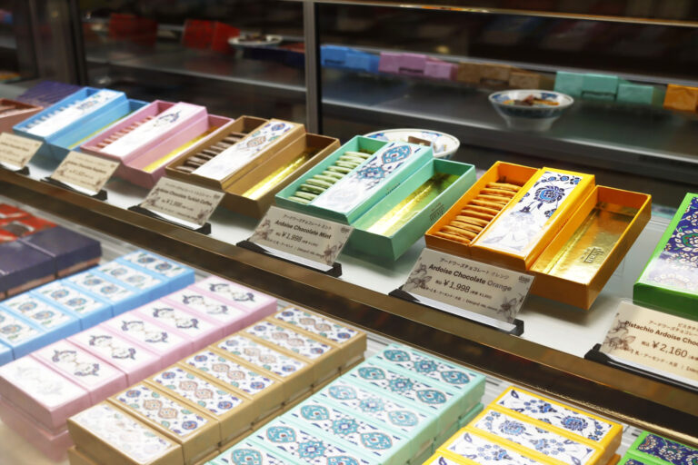 クロッカンアーモンドをチョコレートでコーティングした「アードワーズチョコレート」。