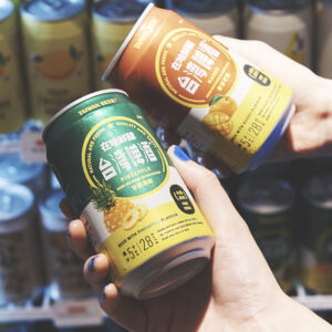 左から「台湾ビール　パイナップル」「台湾ビール　マンゴー」各660円。
