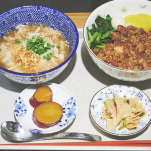 「飯・麺線セット」1,320円。小鉢2品は、数種類の中から日替わり。