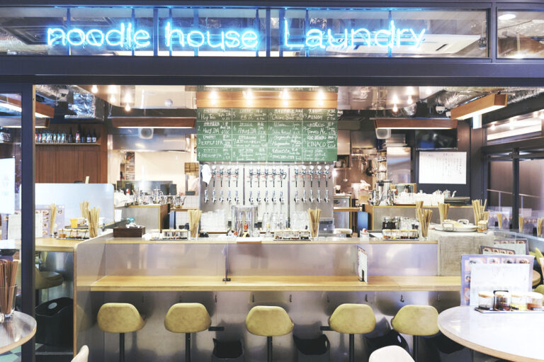 中央にはビールタップが。店員さんに相談しながらお気に入りの一杯を見つけて。 中央にはビールタップが。店員さんに相談しながらお気に入りの一杯を見つけて。
