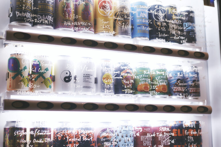 店舗脇にはクラフトビールが購入できる自動販売機を設置。新幹線に乗る前や、お土産で購入する人が多いそう。