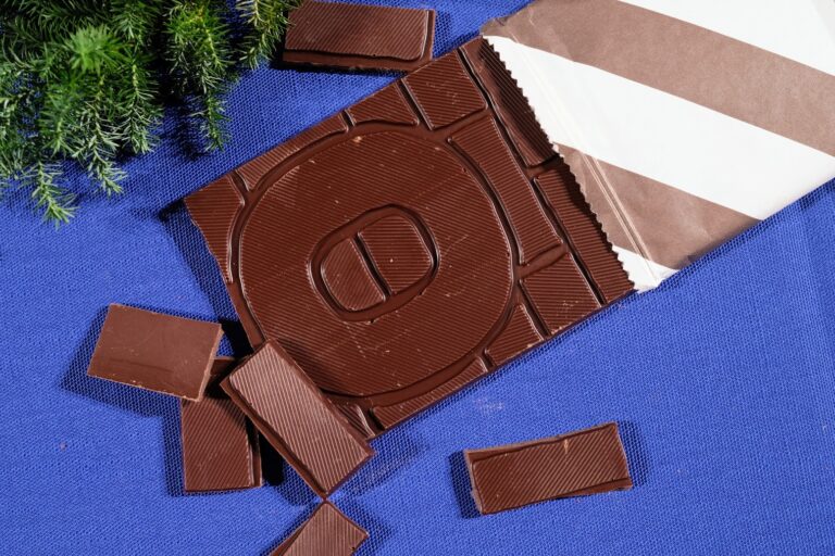 ブリックチョコレートには「Malmö」の「ö」をアレンジしたマークがあしらわれている。