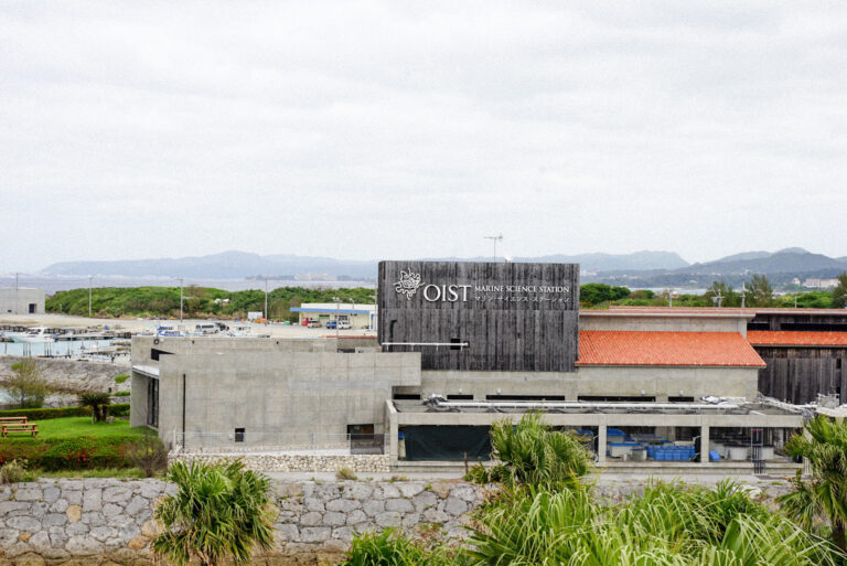 ホテルのすぐ隣に位置する、沖縄科学技術大学院大学（OIST）。