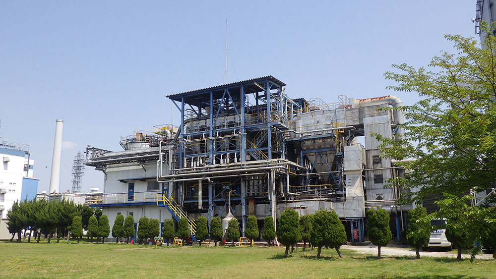 姫路工場のコーヒーかす熱エネルギー回収システム。生まれたバイオマスで蒸気を発生させ、工場の熱源にする