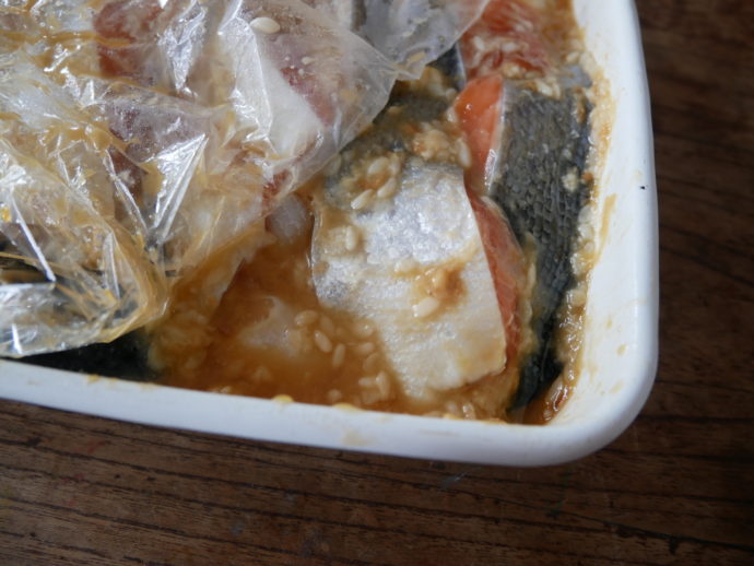 この日は鮭を塩麹&味噌の合わせ技で漬けていました。