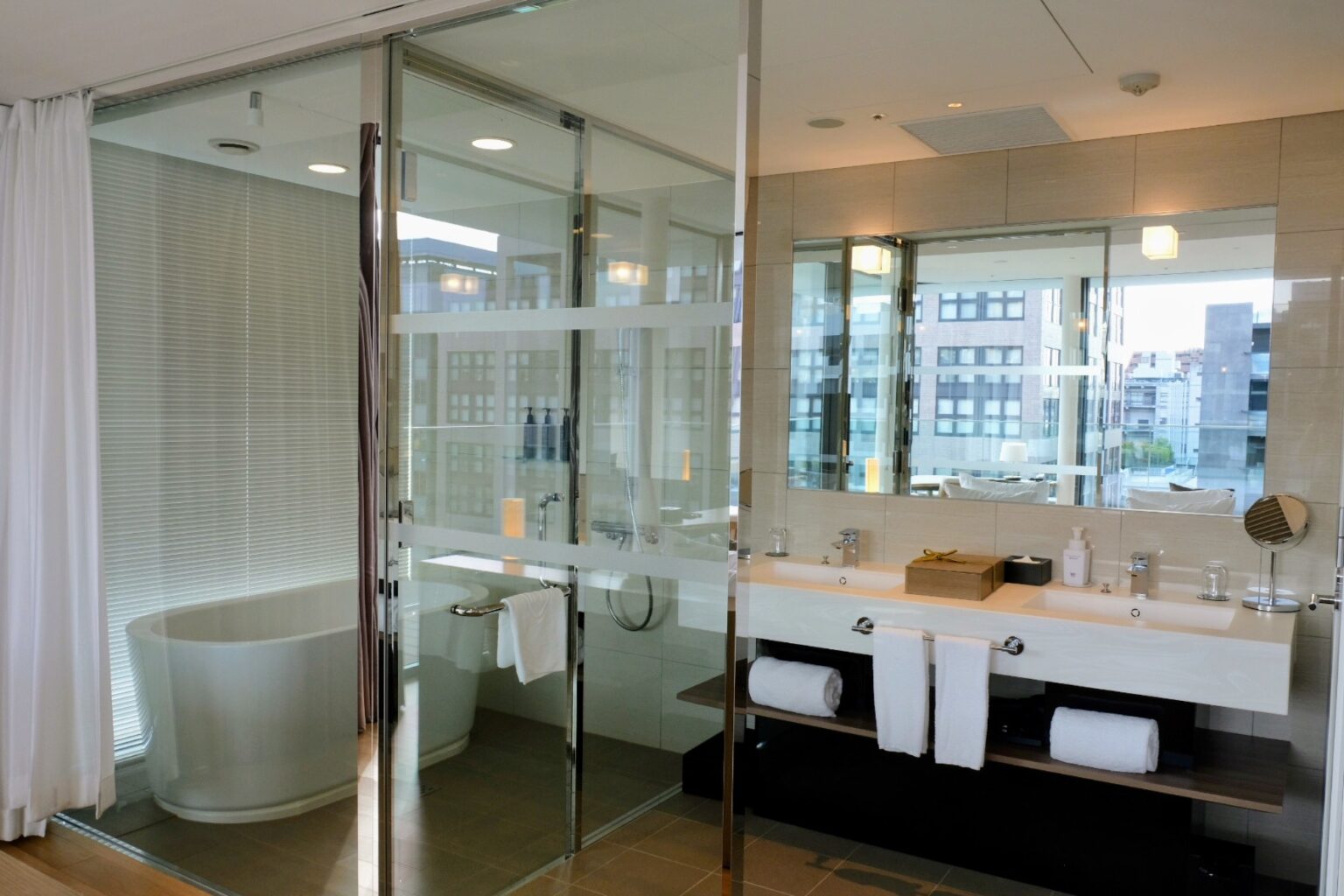 バスルームもガラス張りのため、浴槽からも街並みを眺められる。