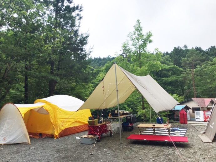 夏のキャンプ写真より、黄色いテントがBigAgnesのテントです。通気性がよく、組み立てやすさも魅力です。