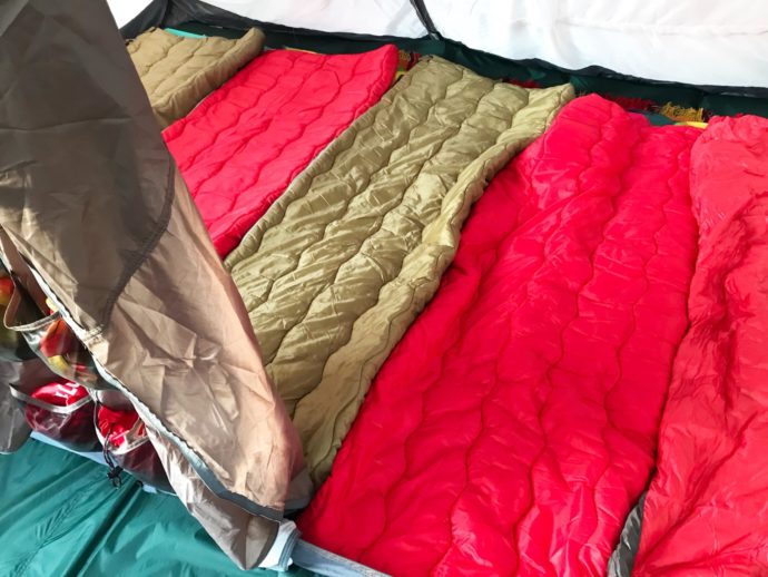 こどもたち用のLOGOSの寝袋。右端がわたし用のNANGAです。夫の政治くんは前室でコットの上にNANGAを敷いて寝ています。