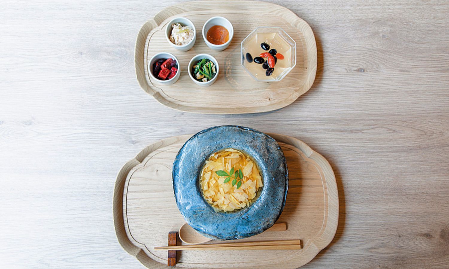 写真は湯葉と柚子のあんをかけたおかゆの養生朝食。陰陽五行になぞらえて、おかゆを含め5色の料理が用意されている。