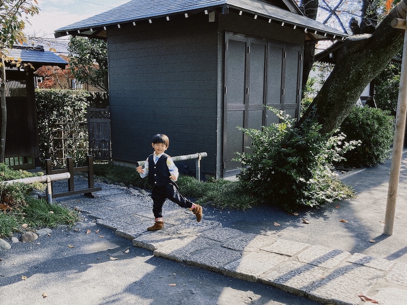 自分が手がけるキッズブランド「kitutuki」で全身コーデ。写真撮りたいけど動き回る3歳児…