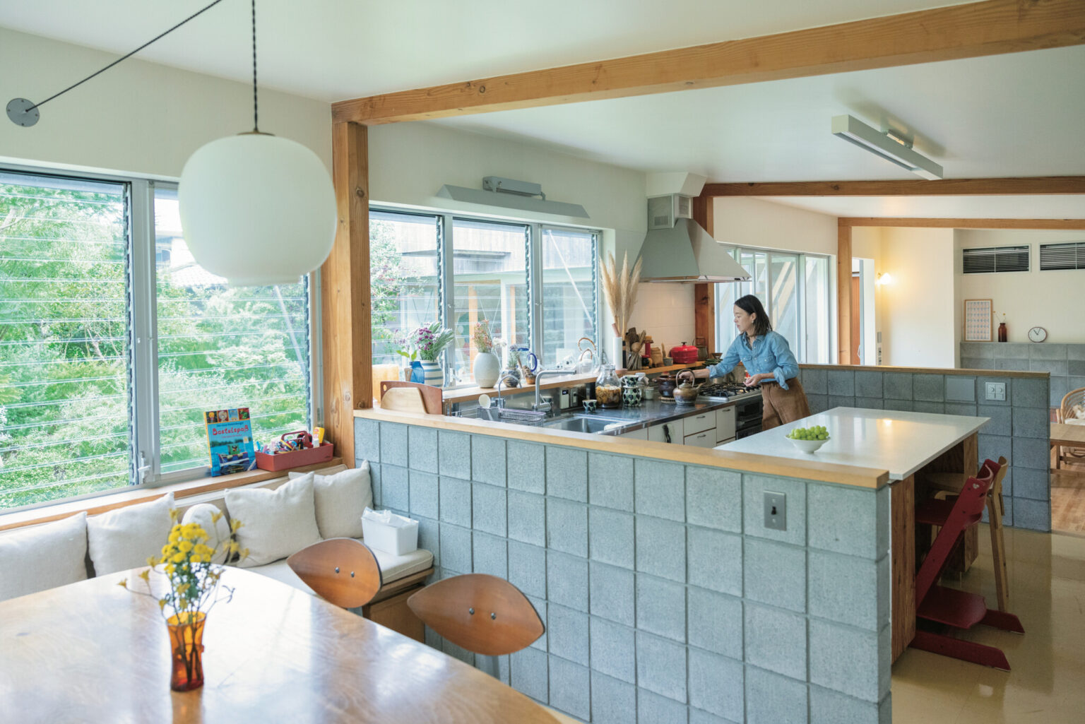 ギャラリーマネージャー・関田四季さんのお宅は、 室内も外も見通せる眺めのいいキッチン。