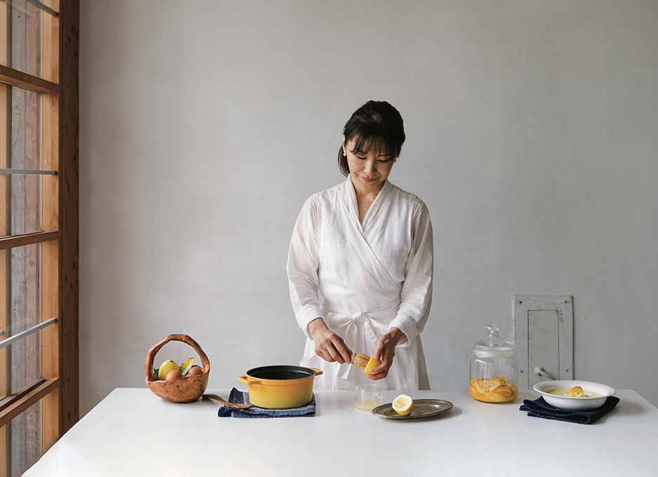 料理家・井澤由美子さんから教わるのは、卵とレモンのチキンスープ。レモンと鶏胸肉で疲労を回復し、黄色い卵スープで良い眠りへ。