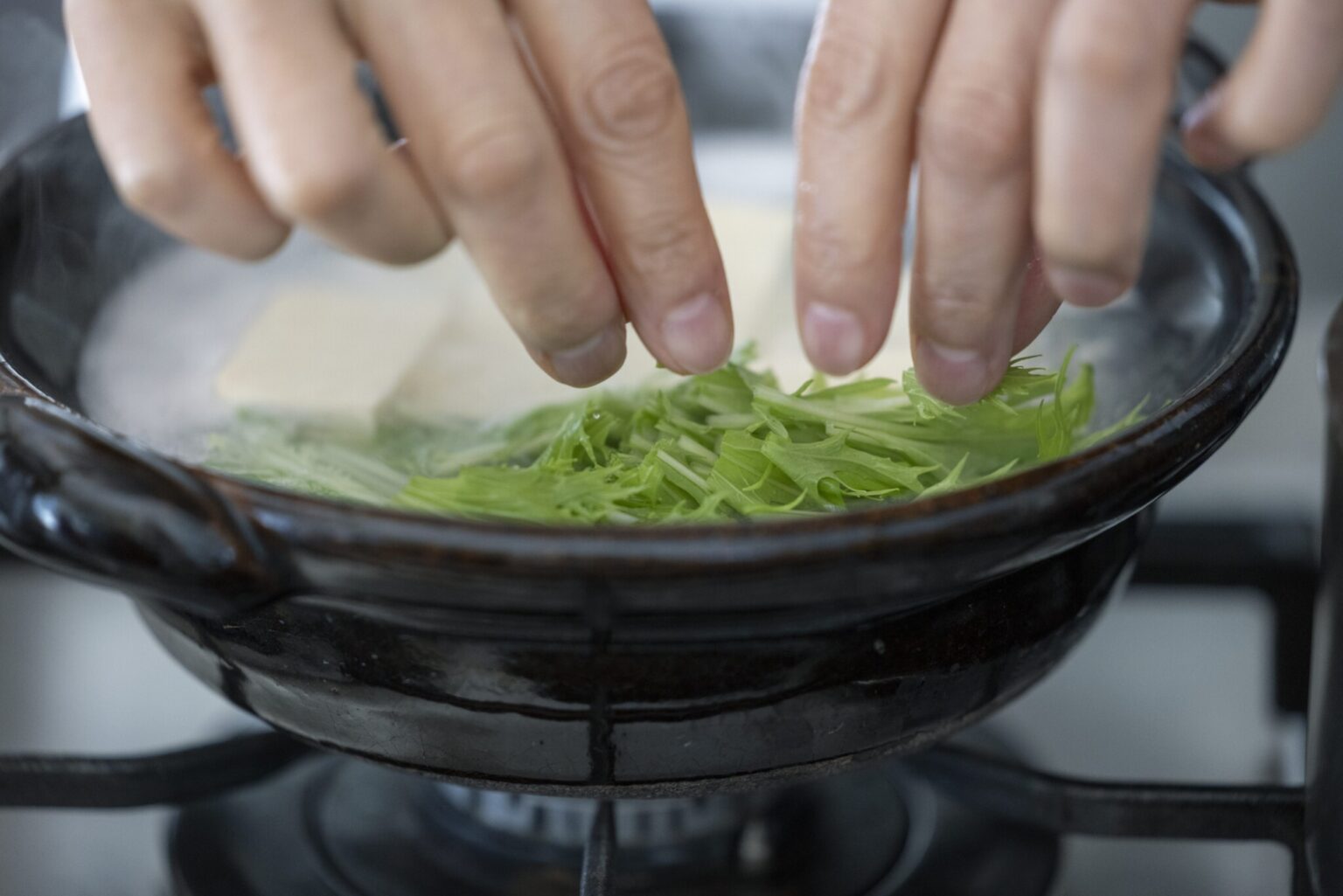 POINT：水菜はすぐに火が通るので、いったん豆腐が煮えてから加えるといい。