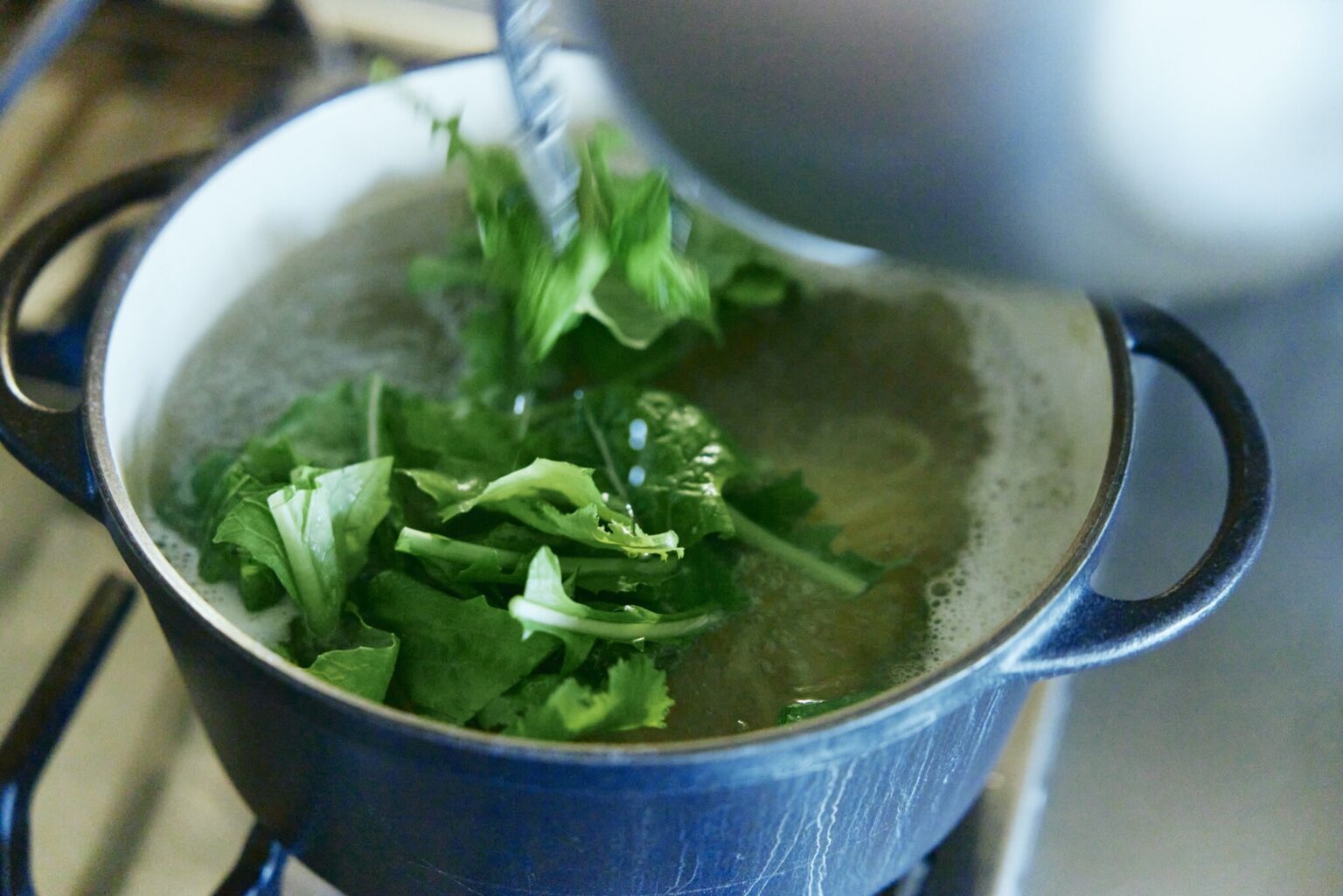 POINT：パスタの茹で上がりに合わせて、同じ鍋で青菜にさっと火を通し、一緒に引き上げて盛る。