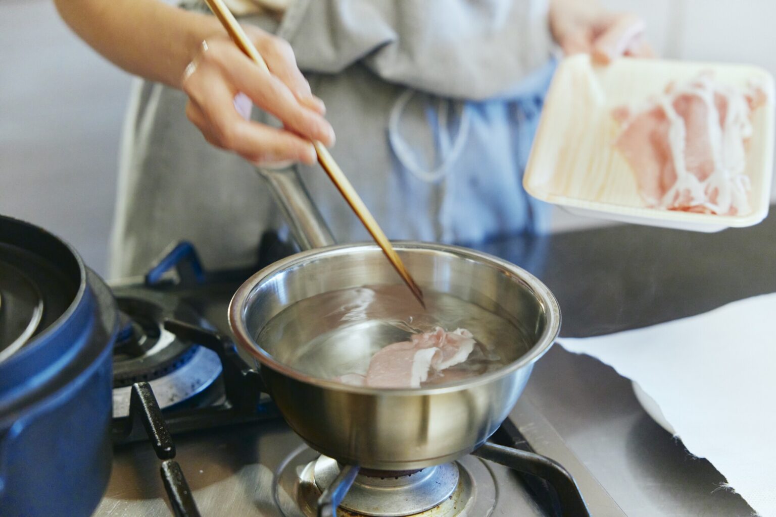 POINT：鍋肌沿いの湯が少しだけポコポコする70°Cくらいの湯だと、豚肉が軟らかく茹で上がる。