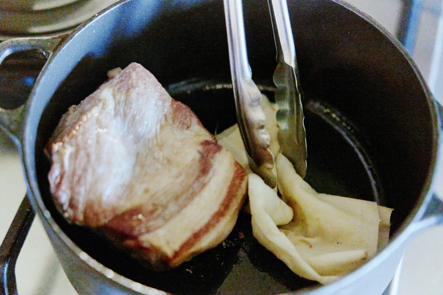 POINT：豚肉を焼いたあと、鍋に残った脂をしっかりとふき取れば、余計な匂いや味が残らない。