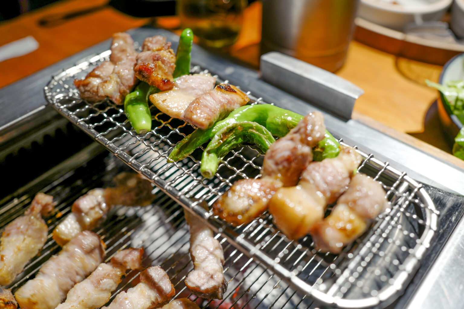 3、4人前をオーダー。脂身が少なくて食べやすい「カルメギサル」は、最近韓国で人気なのだとか。「ハンジョンサル」という豚トロや「コッテギ」とよばれる豚皮の部位のお肉もいただく。