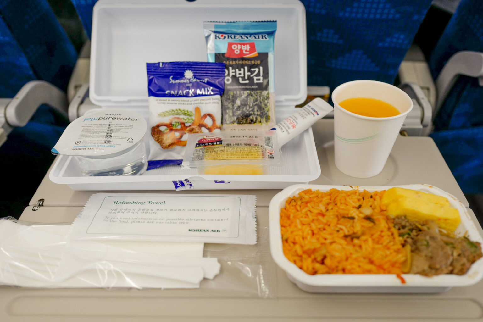 3年ぶりの海外渡航で、機内食が食べられるのは嬉しい。大好きな韓国海苔も。
