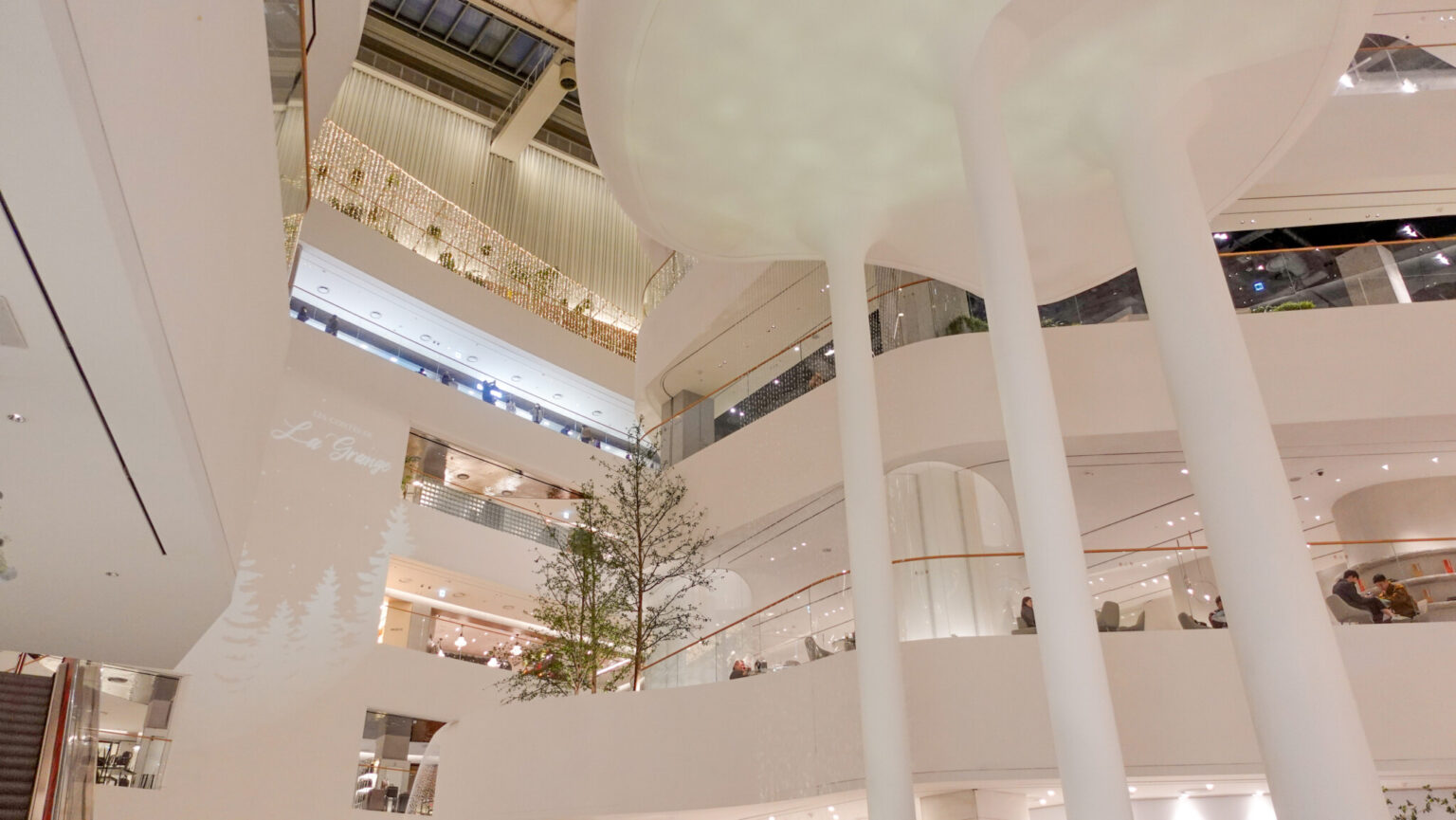 3階から1階にかけて流れる滝「ウォータフル・ガーデン」は圧巻。自然と共存する未来型をコンセプトに掲げ、天井から自然光が入るような設計に。
