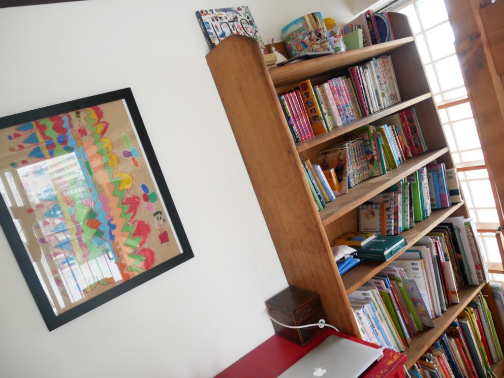 教科書、絵本など、子どもたち4人分の本を全て収納できる本棚は、益子の仁平古家具店にて。