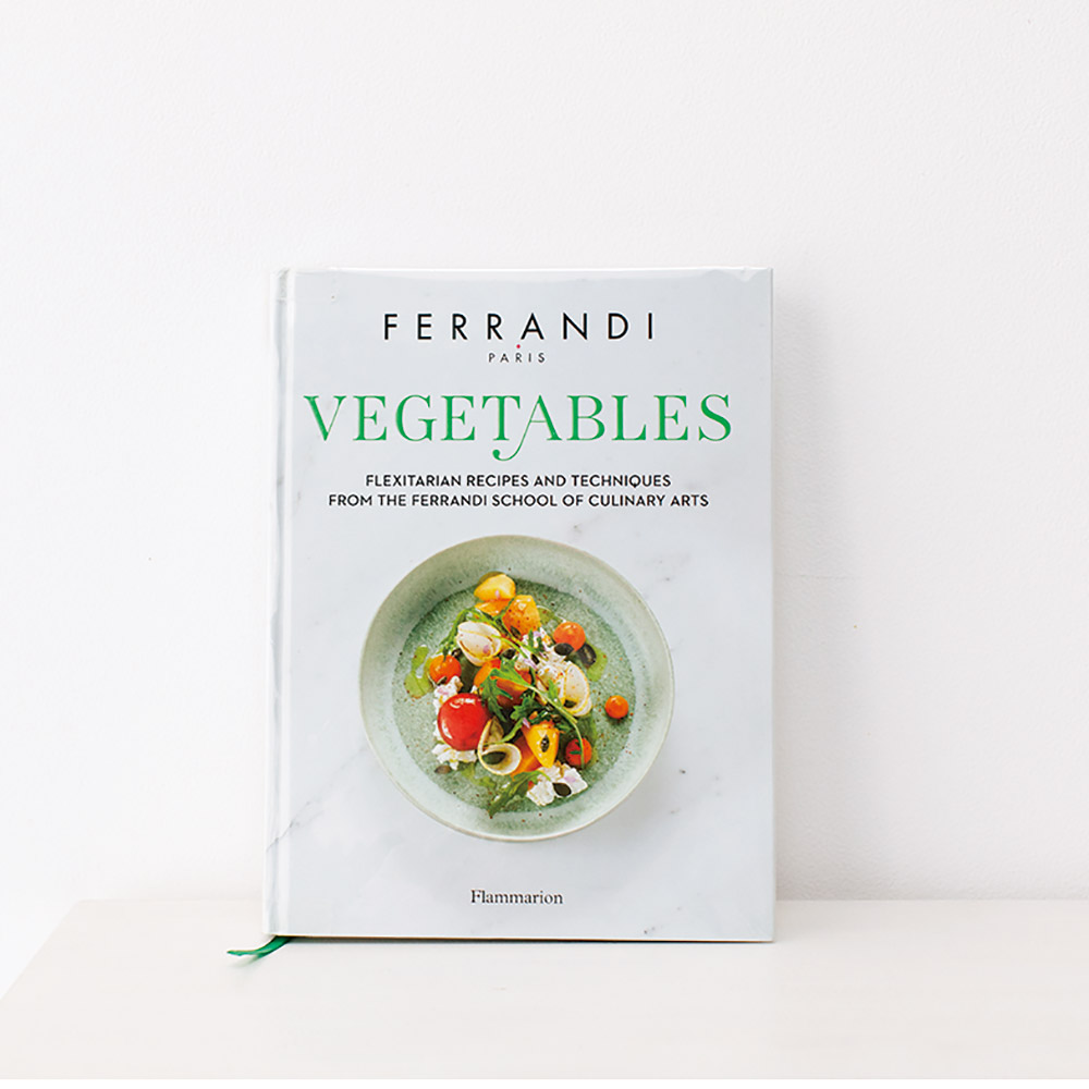 野菜の基本的な調理テクニックや多彩なレシピを掲載。「日本語訳は出ていませんが、西洋らしいシンプルな器や盛り付けを眺めているだけでも楽しいですよ」（Flammarion）