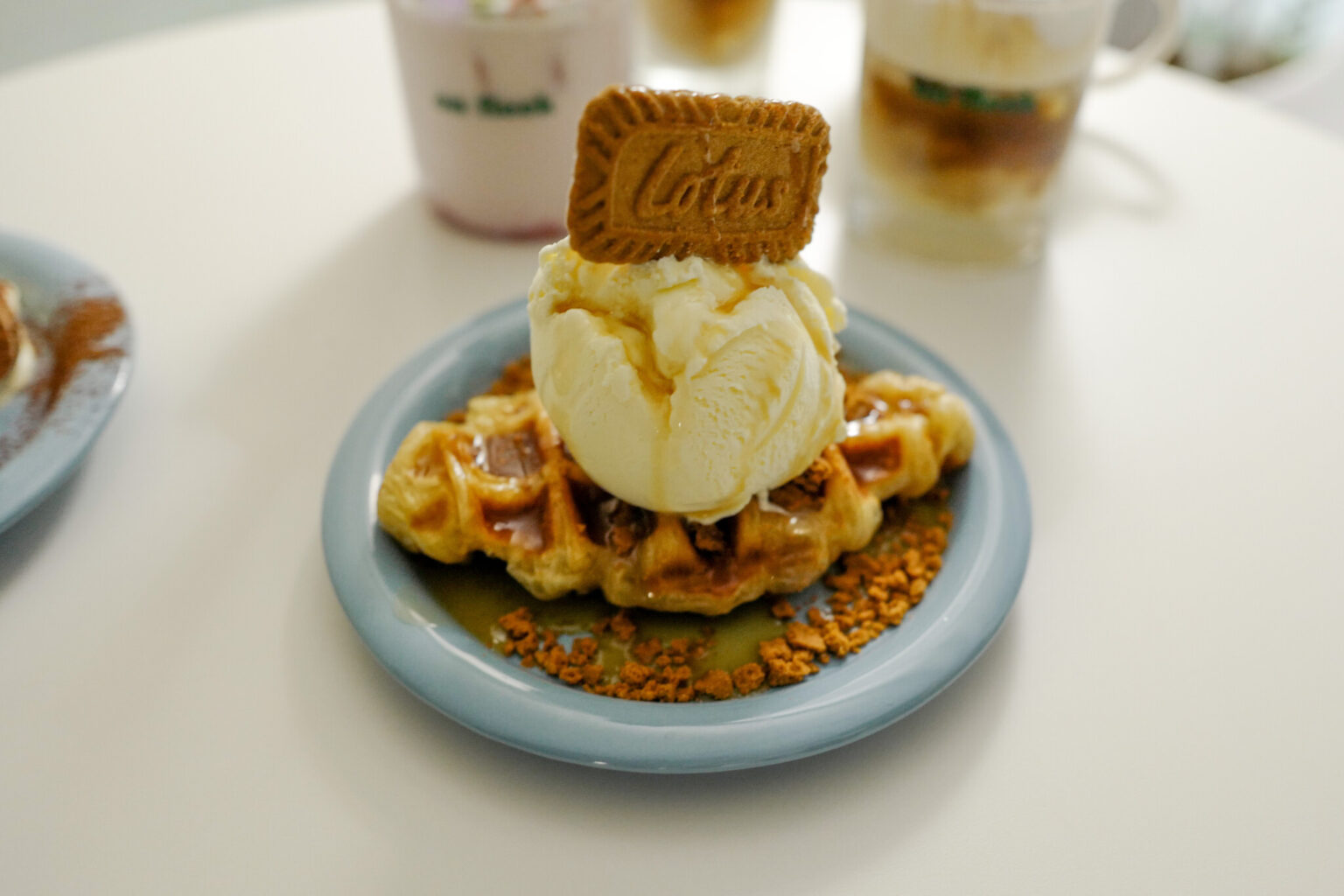 韓国では定番のクロッフルにアイスクリームやカラメルソースなどがたっぷりトッピング。「ロータスクロッフル」7,000ウォン。