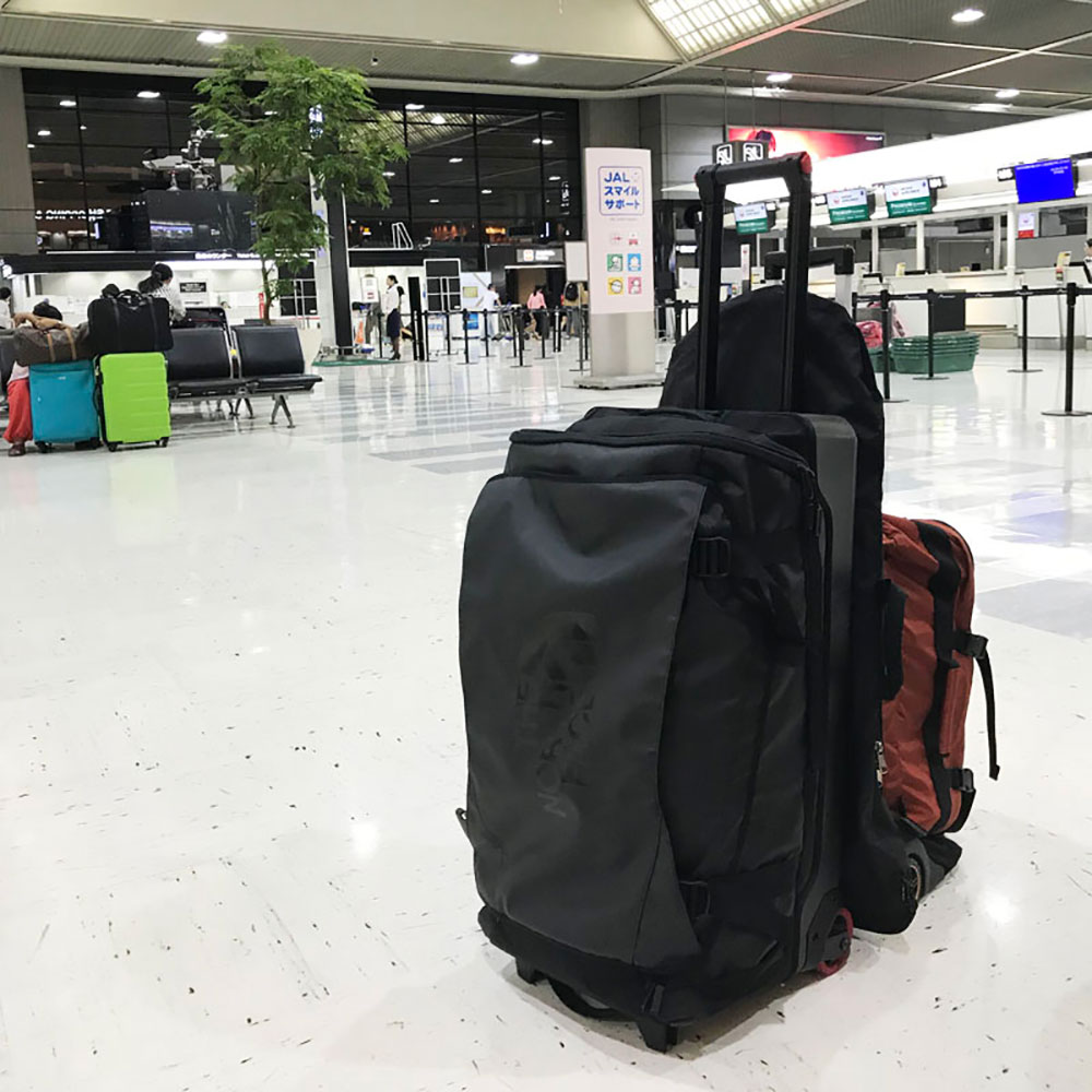 この旅のために THE NORTH FACEのスーツケース（80L）を新調。これに義母に貸してもらった小さめのスーツケースをプラスして、家族6人分の荷物を詰め込みました。