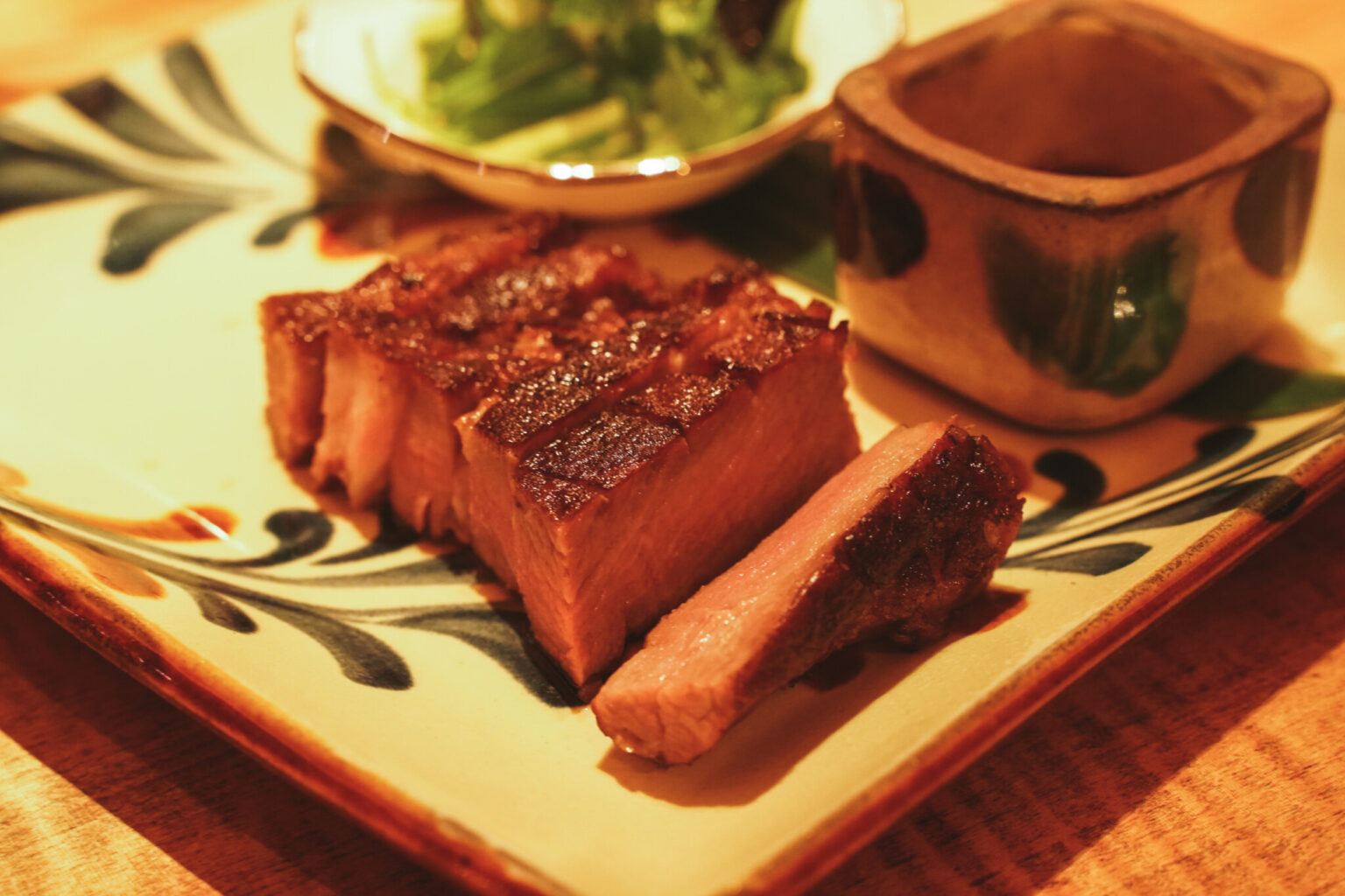 メインの「県産あぐー豚ロース 葱にんにく風味焼き」は、想像以上にあっさりとしていて食べやすい。