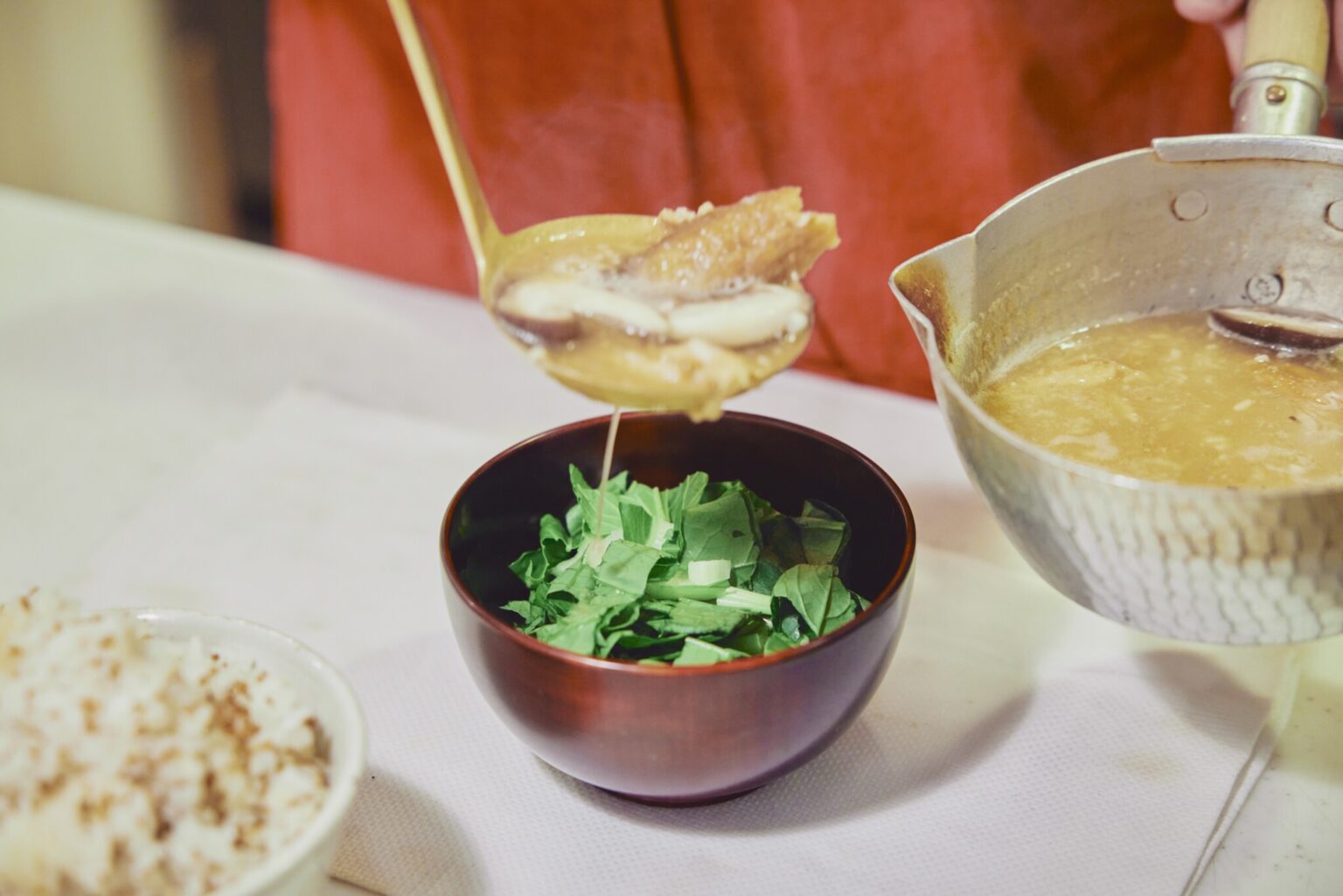 POINT：刻んだ小松菜をお椀に入れ、上から汁を注ぐ。「しゃきしゃきの食感もごちそうです」