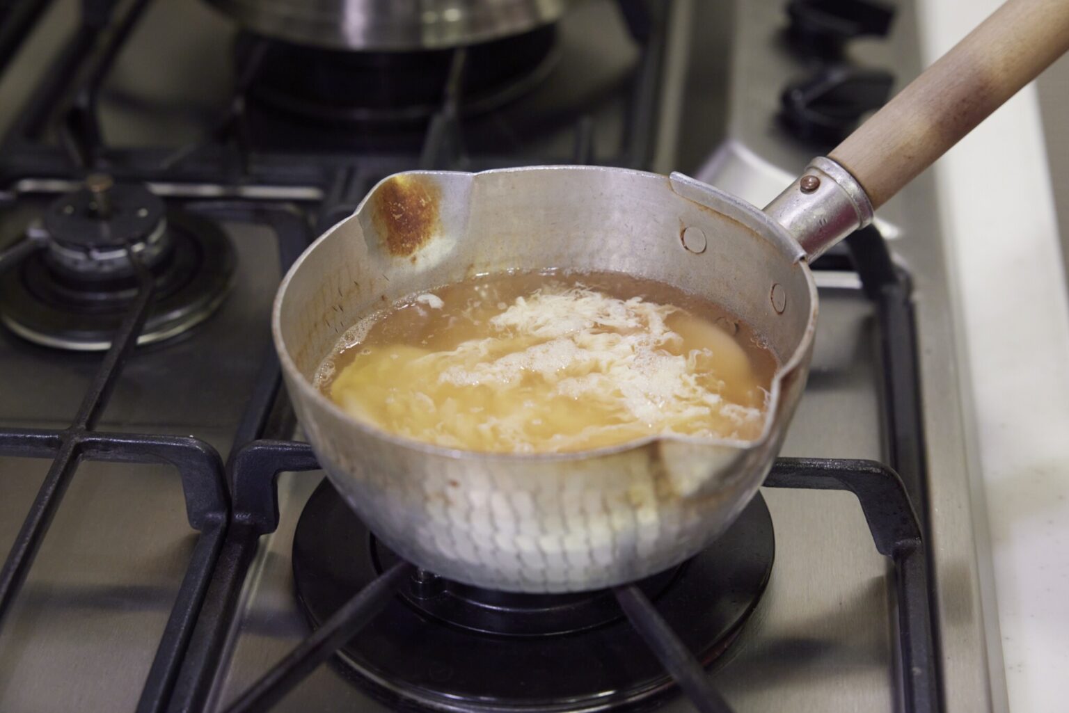 POINT：卵液を鍋に流し入れたら決してさわらないこと。箸などで混ぜるとだしが濁ってしまう。