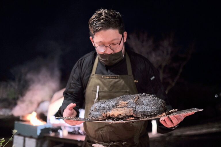 河口湖エリアの土をまとって焼きあがった鹿肉の塊。