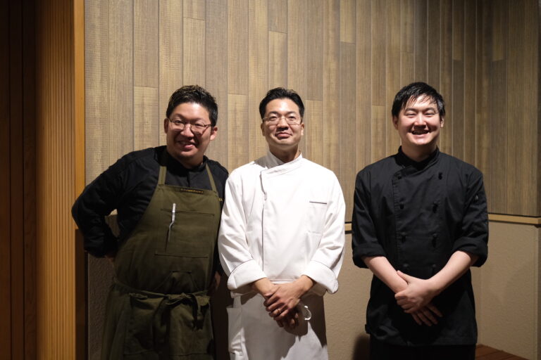 左から豊島雅也シェフ、加藤亮平シェフ、窪田帆貴シェフ。