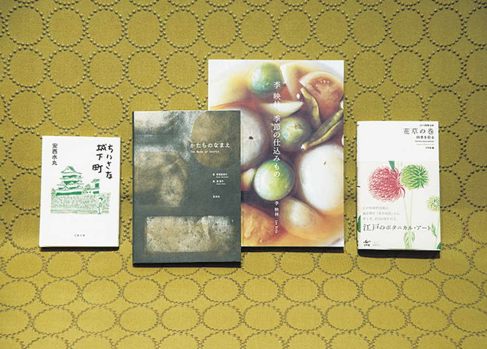 佐藤由香子さんに選んでもらった4冊。江戸時代の食物の図鑑や安西水丸氏の旅エッセイなど、相談しながら選ぶ時間も楽しい。