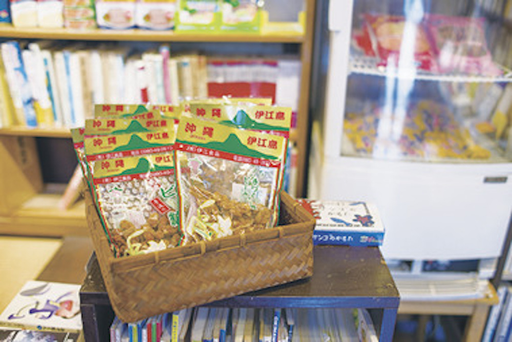 「売れ行きナンバーワン（笑）」という沖縄、伊江島の手作りピーナッツ糖。奥様が沖縄出身ということもあり、沖縄にまつわる本も充実。