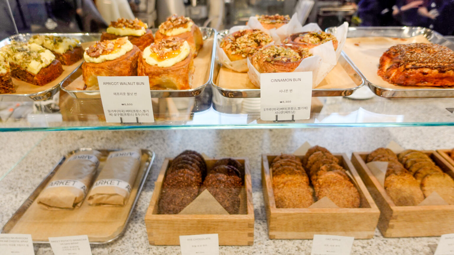 カフェのショーウィンドウには、おいしそうなパンたちが並ぶ。