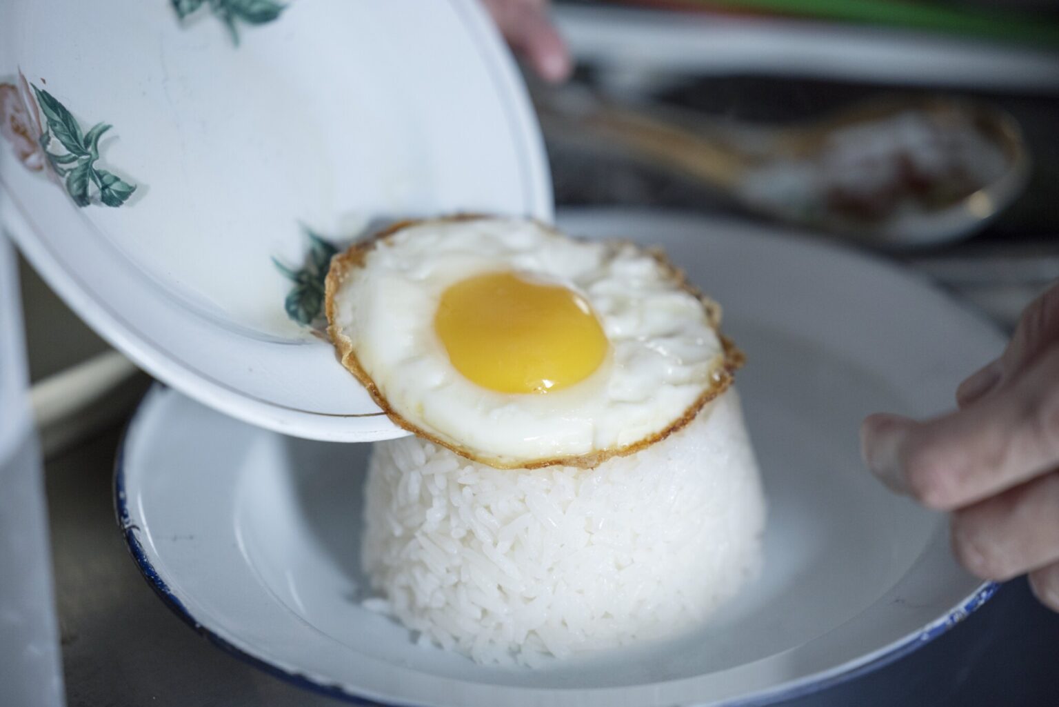 POINT：卵は白身の水っぽい部分を取り除くか、セルクル型で焼くときれいな円形に仕上がる。