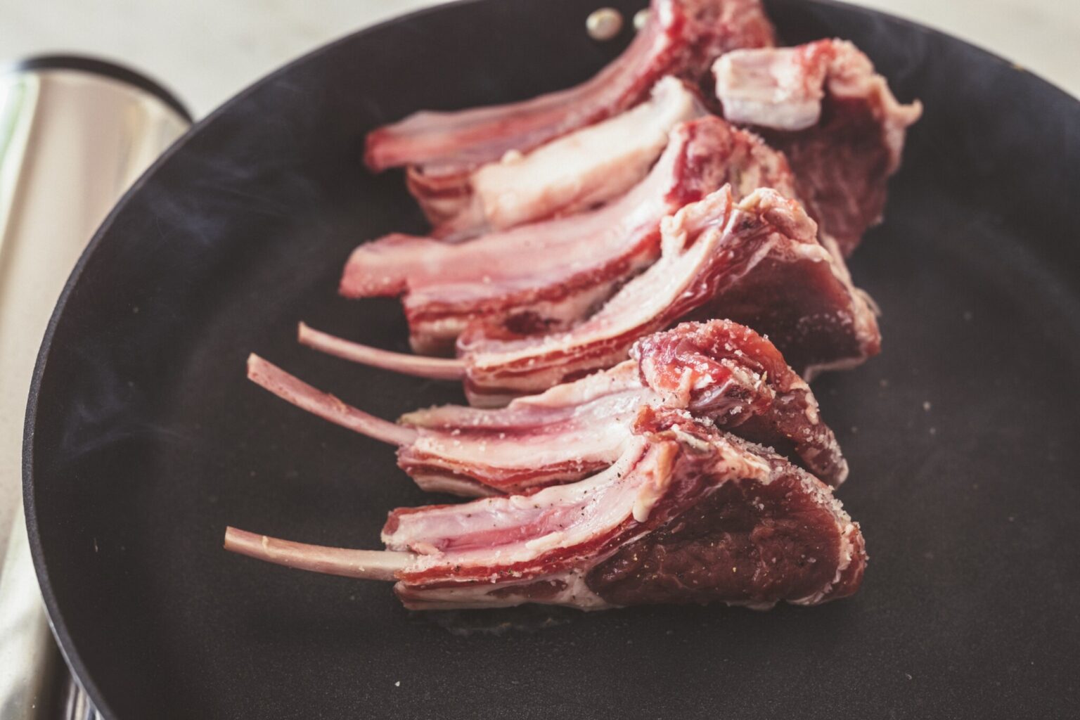POINT：肉を立てて火が通りにくい脂部分から焼き、肉から出た旨みの詰まった脂で全体を焼く。