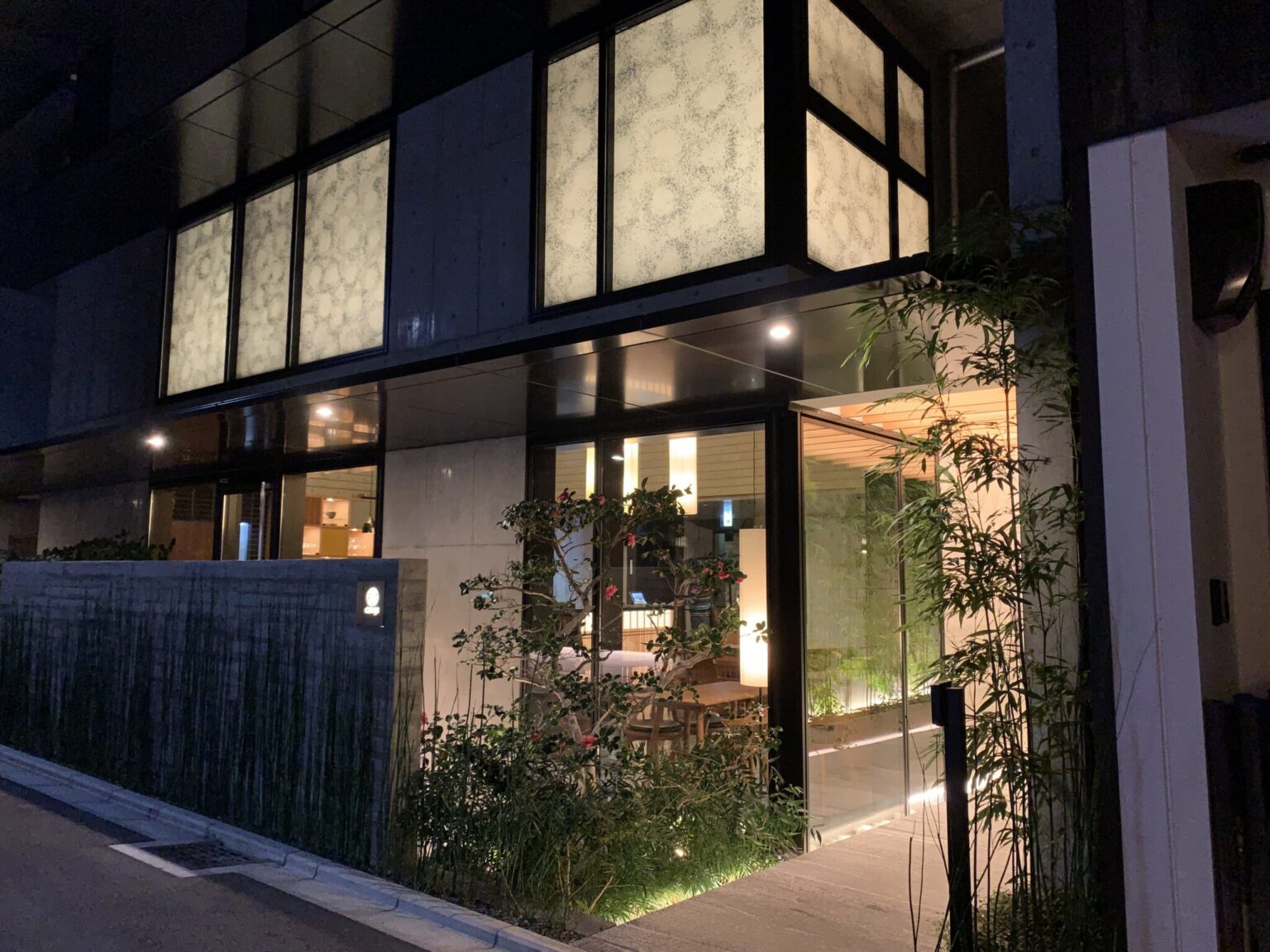 夜は堀木エリ子氏の大型和紙パネルの柄が、外に見える。