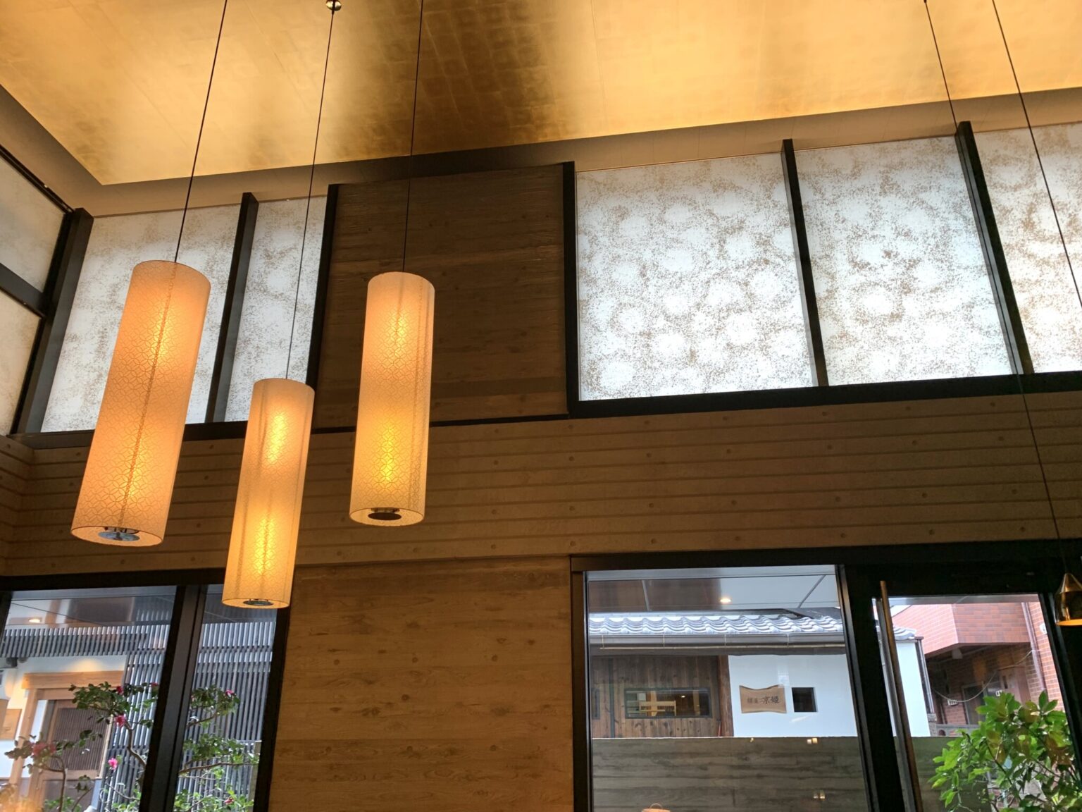 ロビーの窓には、和紙作家、堀木エリ子氏の大型和紙パネルを組み込んでいる。