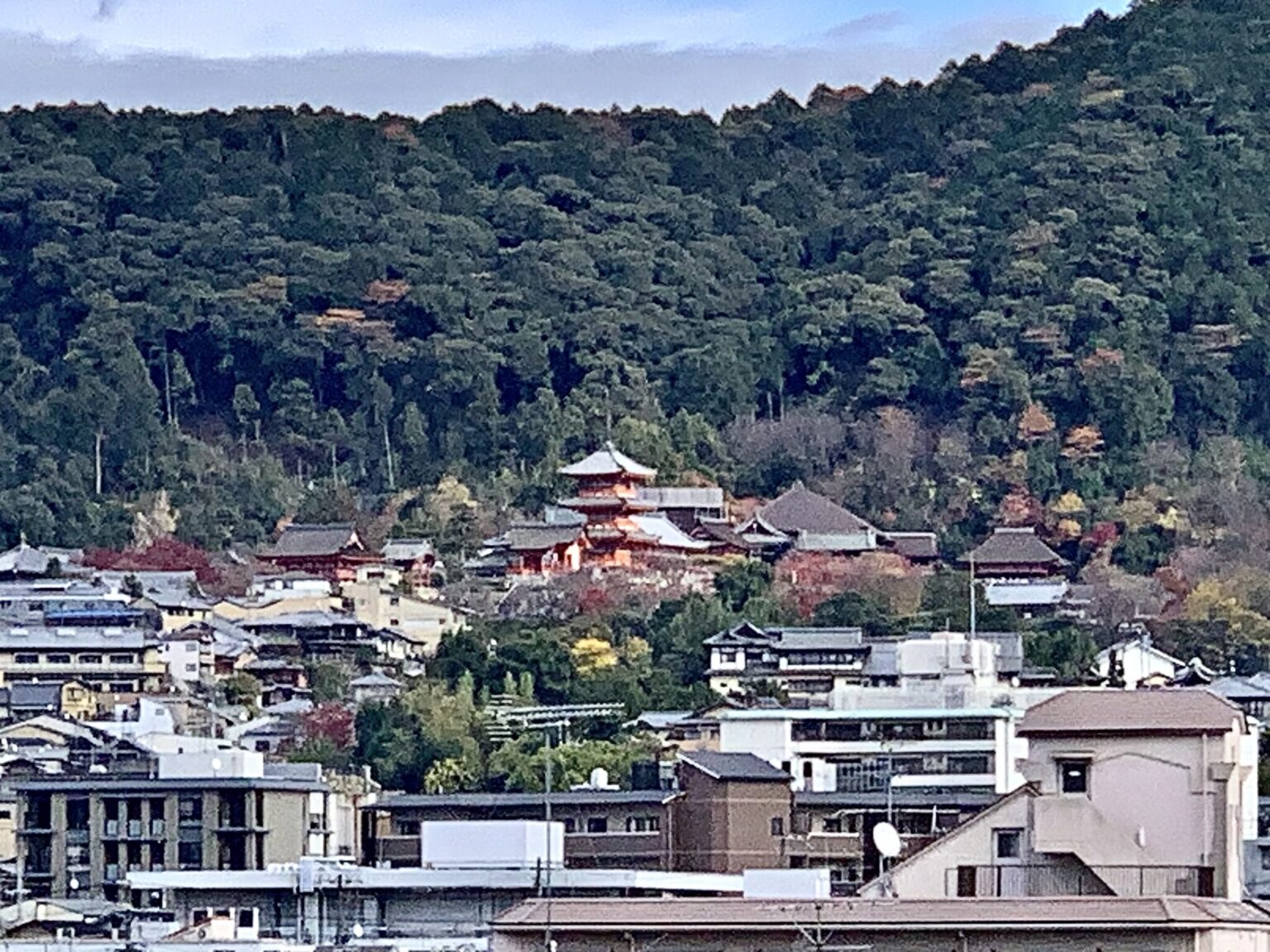 清水寺もすぐそこに見え、8月16日に『京都五山送り火』も眺められたそう。