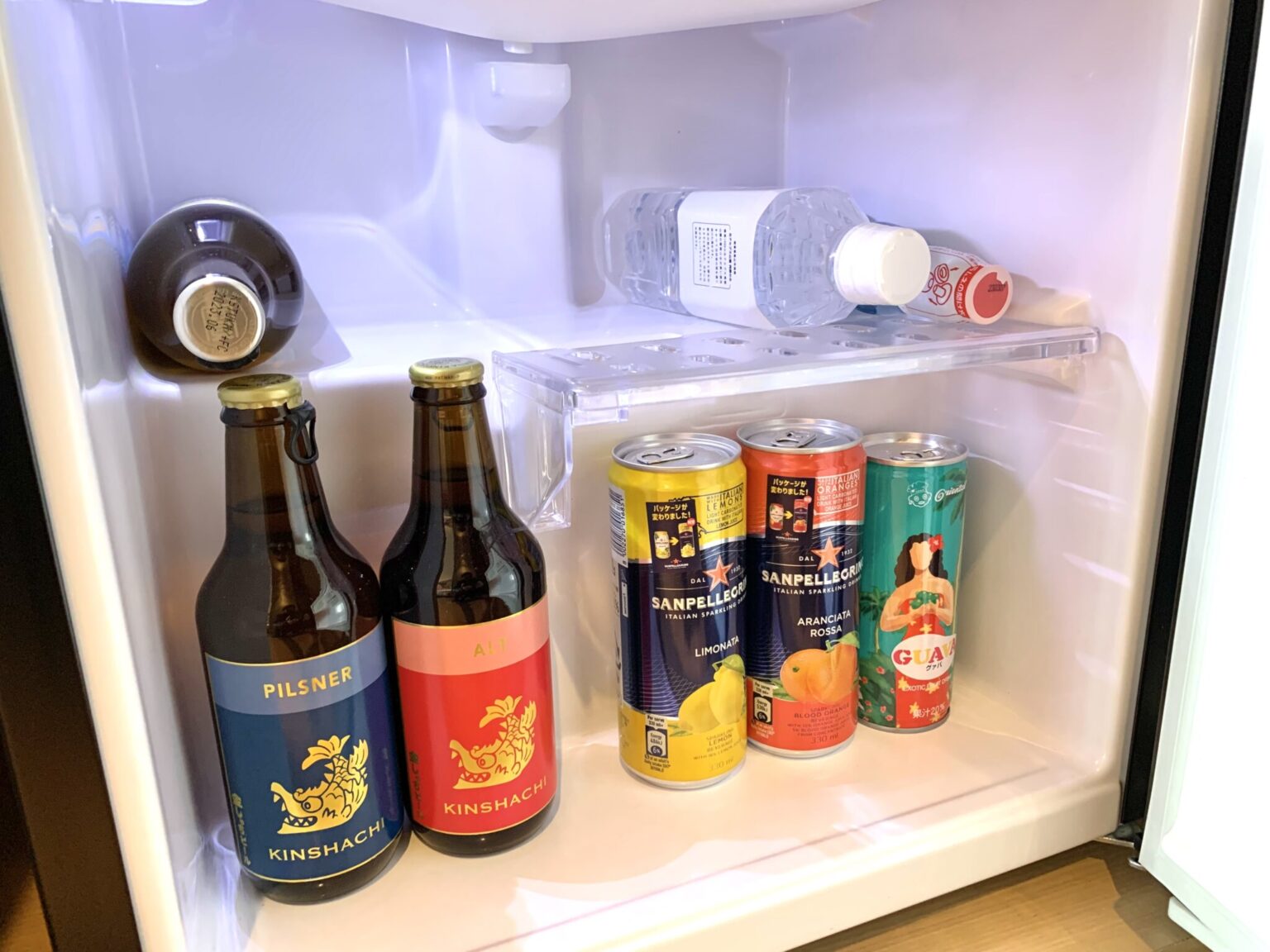 冷蔵庫の中には名古屋の地ビールやおしゃれなドリンクが。