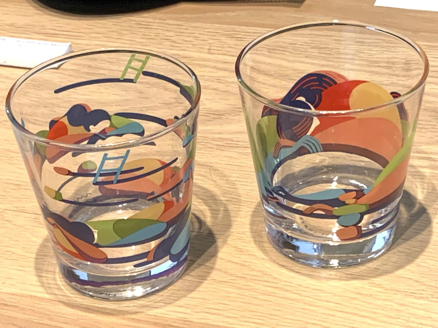鷲尾 友公氏デザインのグラス。