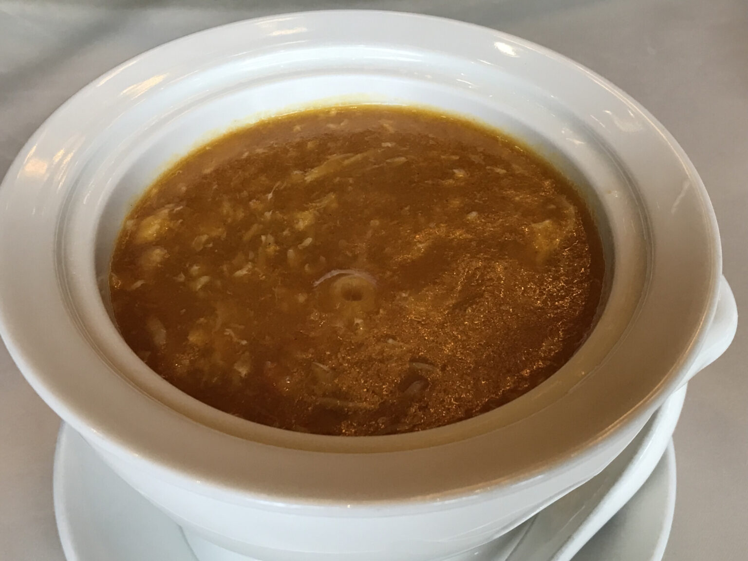蟹黄鹅肝汤(フォアグラの茶碗蒸し、蟹の旨味スープ)。フォアグラの旨味とまろやかな茶碗蒸しに、濃厚なスープが絡む絶品。