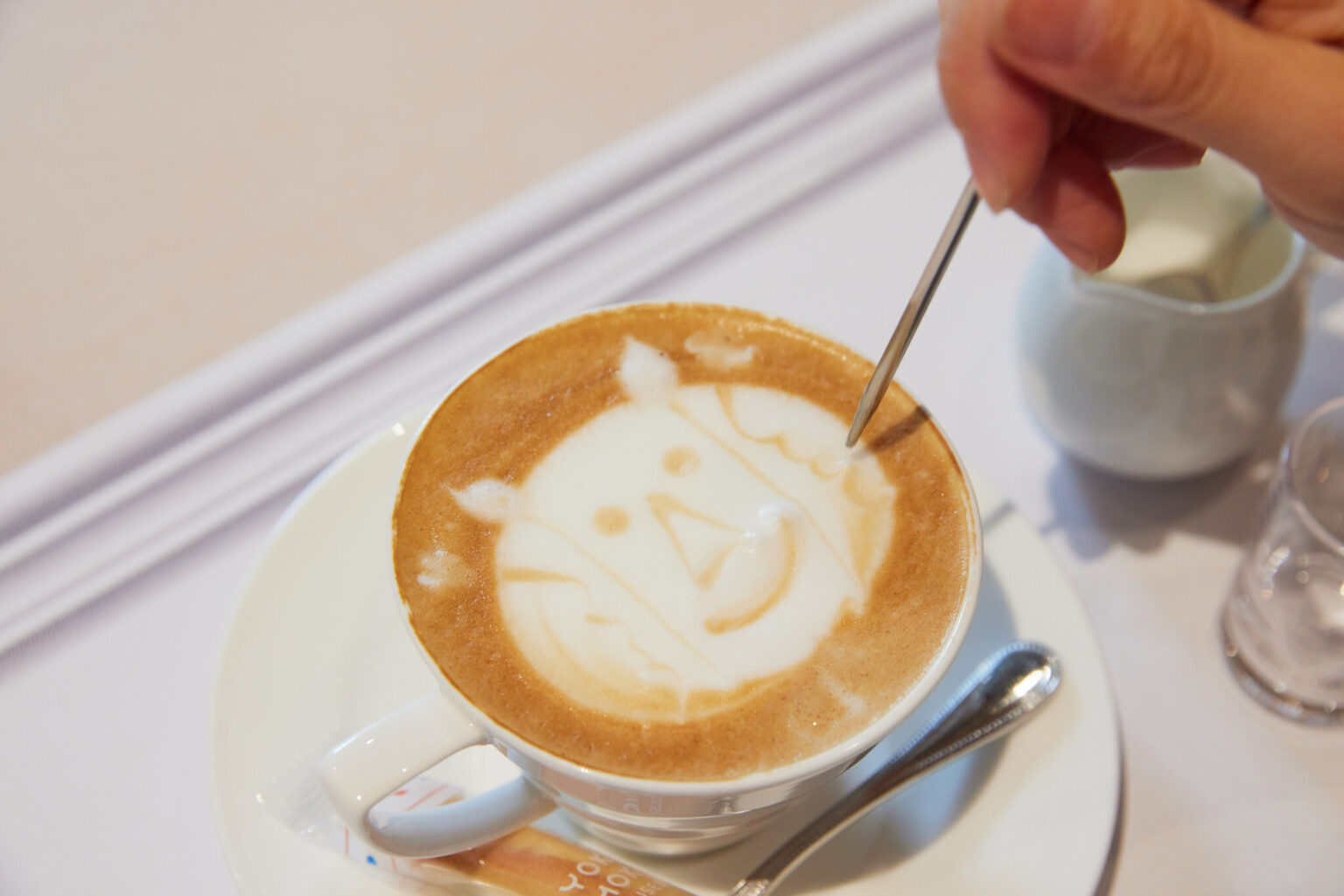 〈カフェ ヴァローリス〉のメニュー、「art for latte」はピックを使用して自由にデザインが描ける。