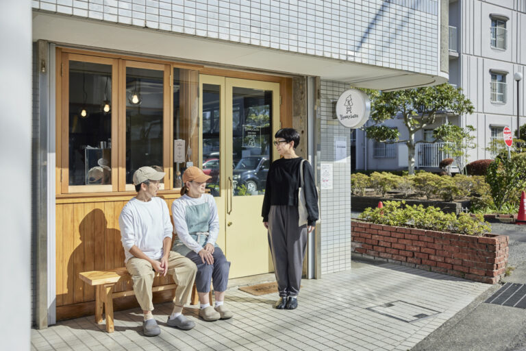鎌倉のパン屋さんなどを担当した事務所が店舗を設計。店頭のベンチが印象的。
