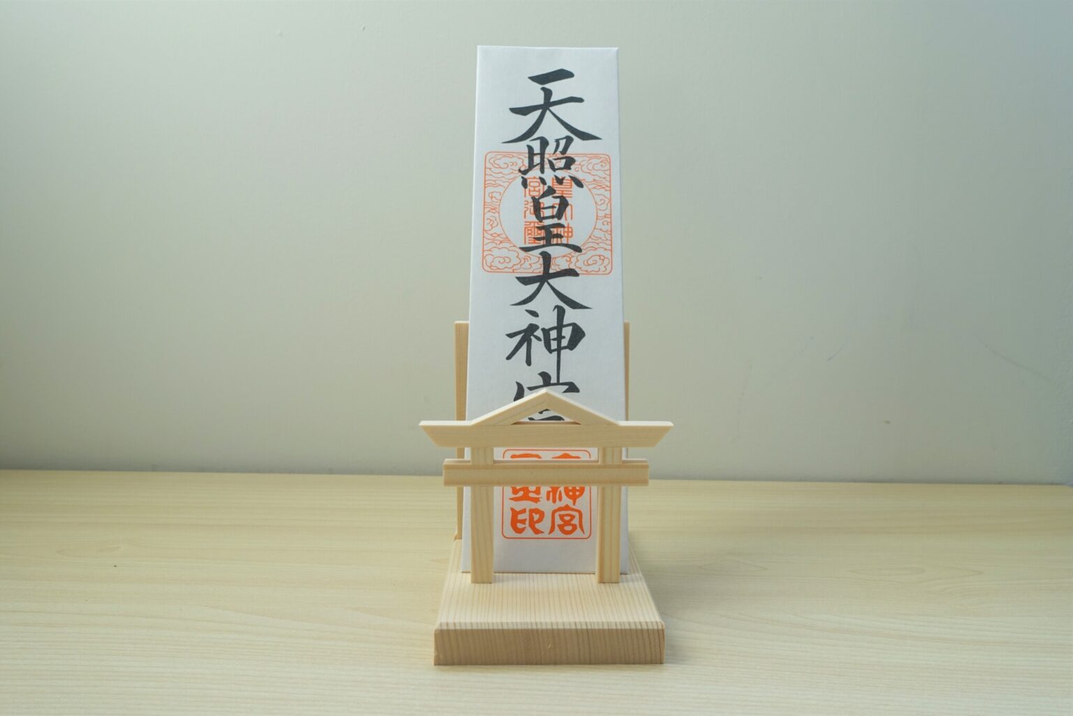神社ではこんな小型のお神札立ても頒布されていますよ。