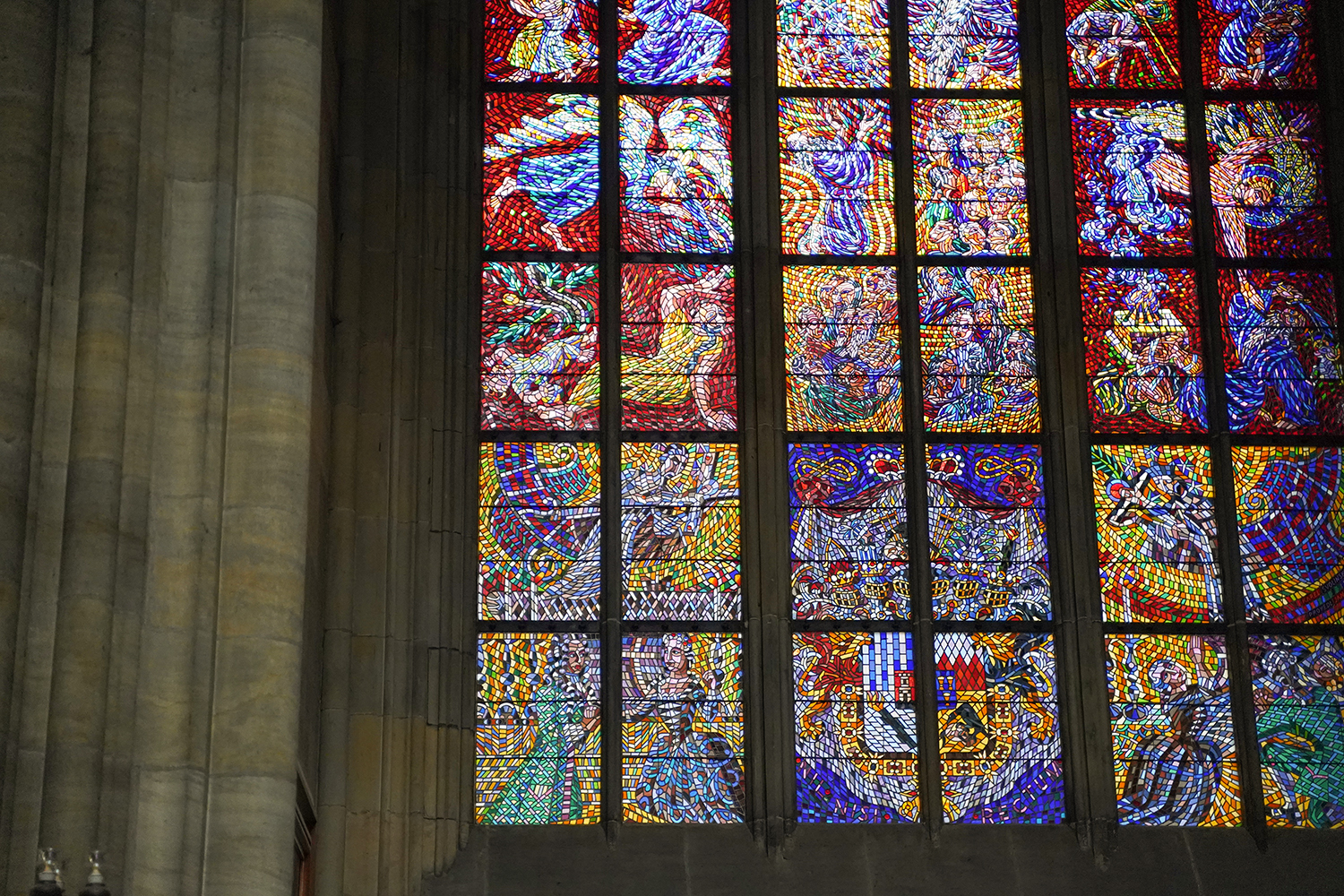 美しいステンドグラスを見ながら、中世の歴史に思いを馳せる。