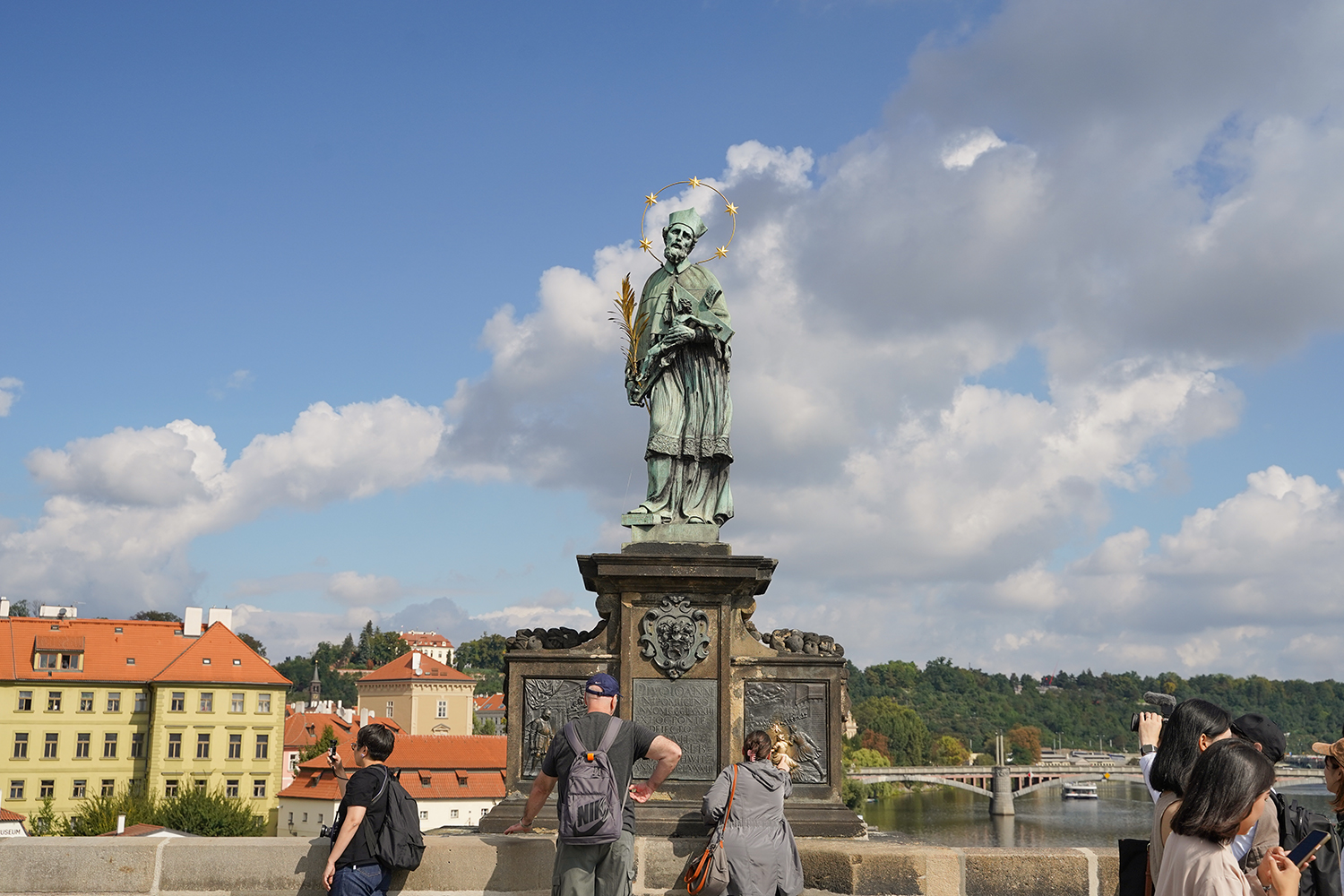 聖ヤン・ネポムツキー像。橋の上には歴史的英雄をモデルにした30体の彫像がある。