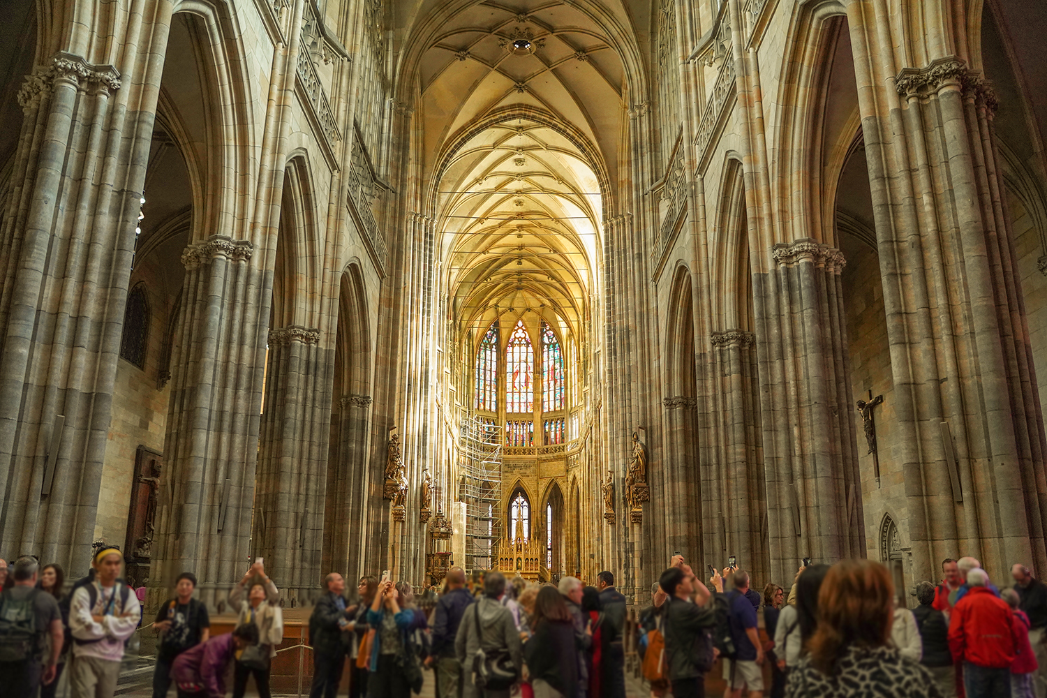 世界中から見物客が集まる〈聖ヴィート大聖堂〉の城内。